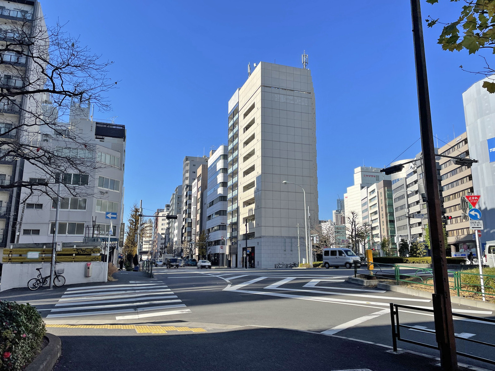 プライム東神田ビル前面の神田平成通り