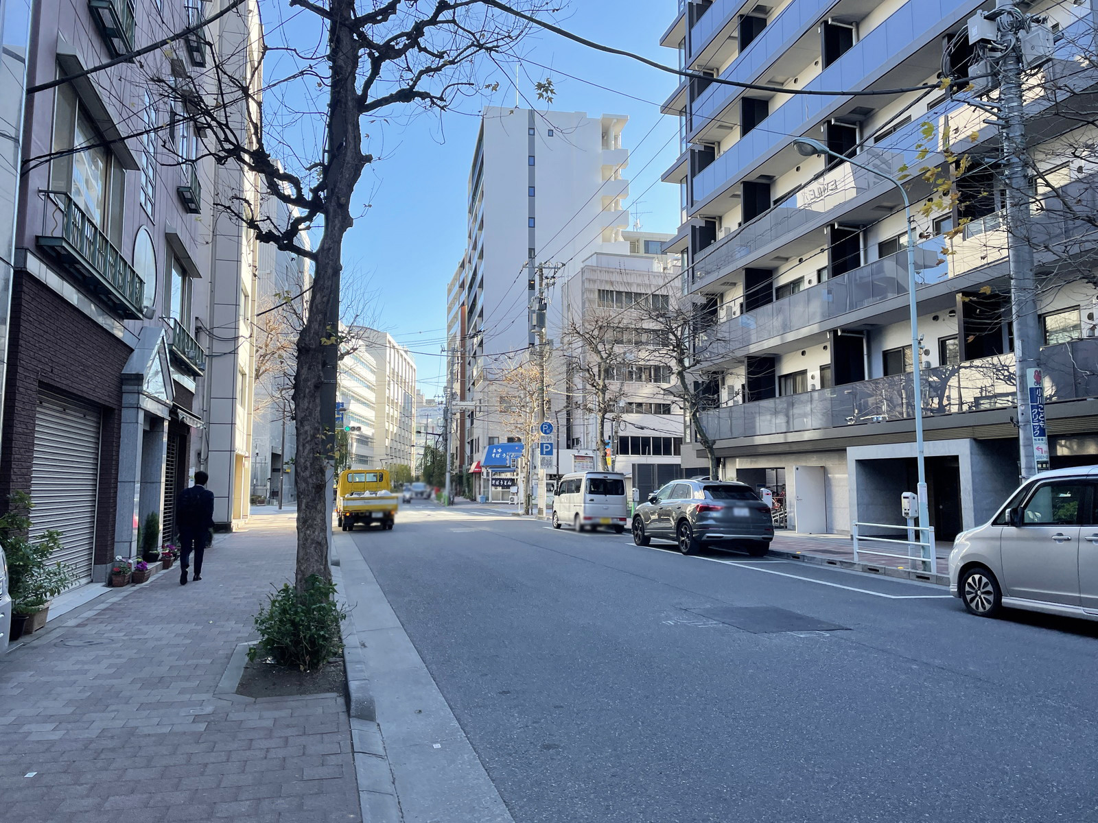 東神田サンコービル前面の柳原通り