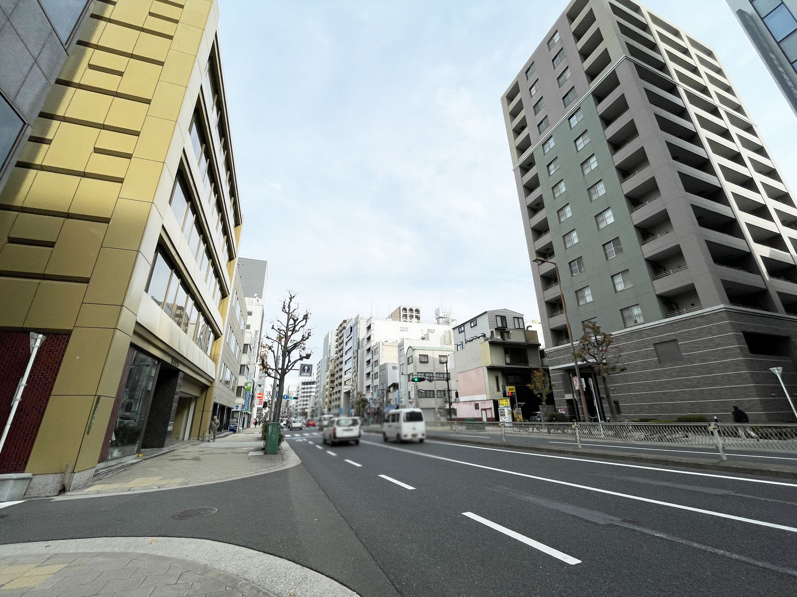 アクティ南森町ビル前面の通り