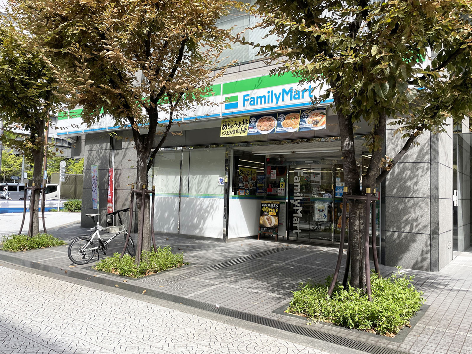 徒歩2分のファミリーマート 西本町なにわ筋店