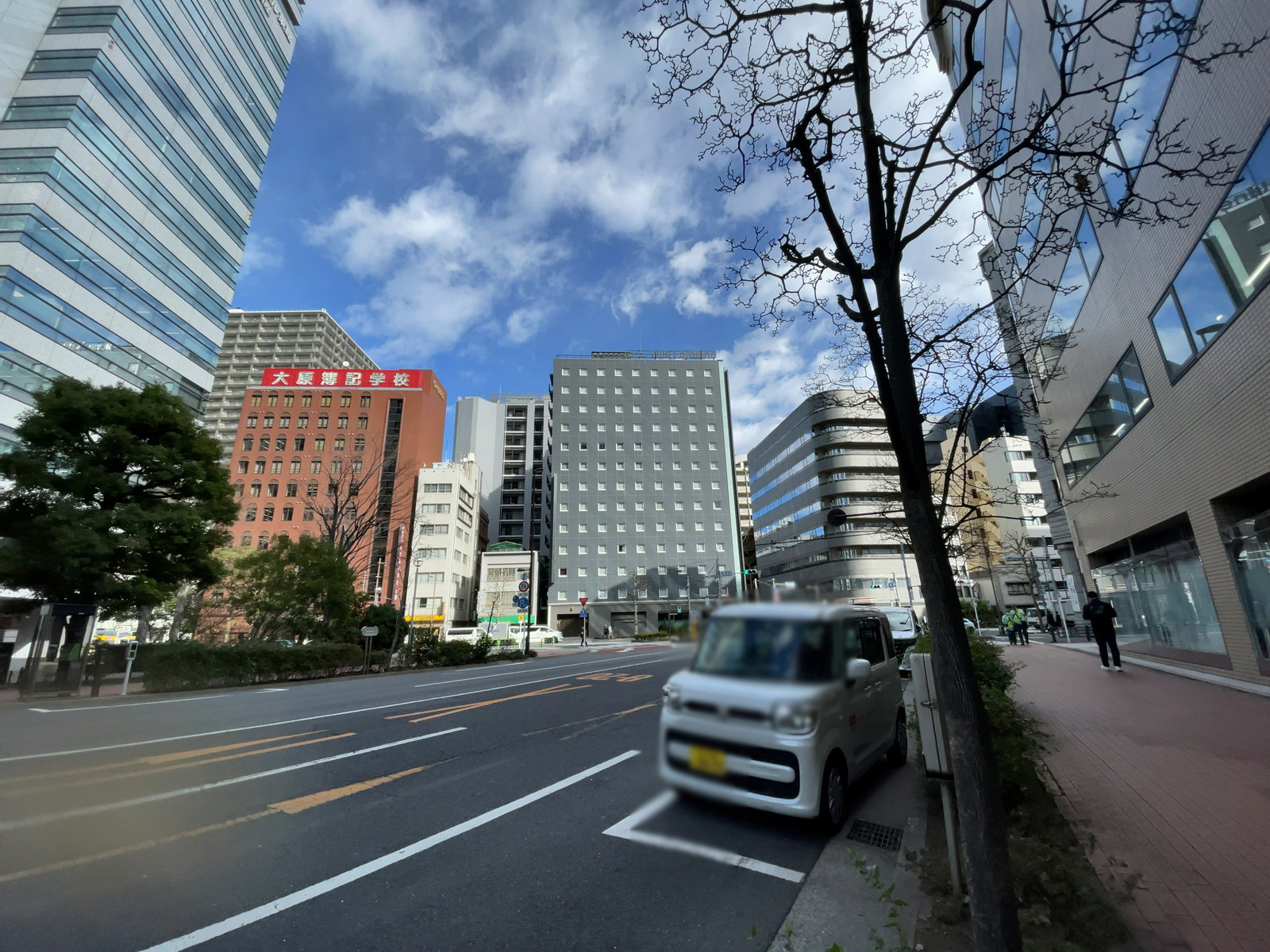 日本弘道会ビル前面の専大通り