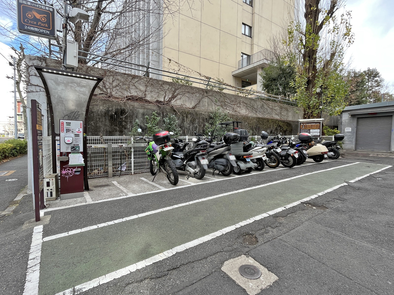 ビル目の前のサイカパーク渋谷区 渋谷二丁目交差点自動二輪車等駐車場