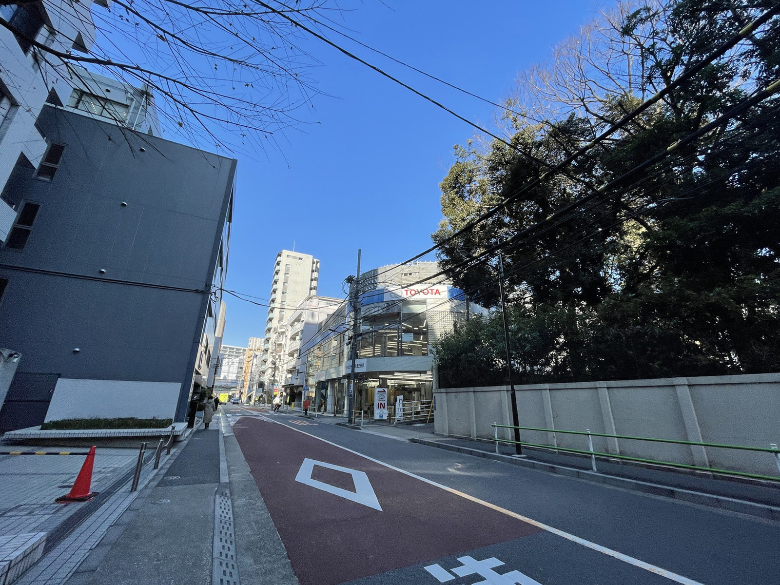 城南ビルディング前面の通り