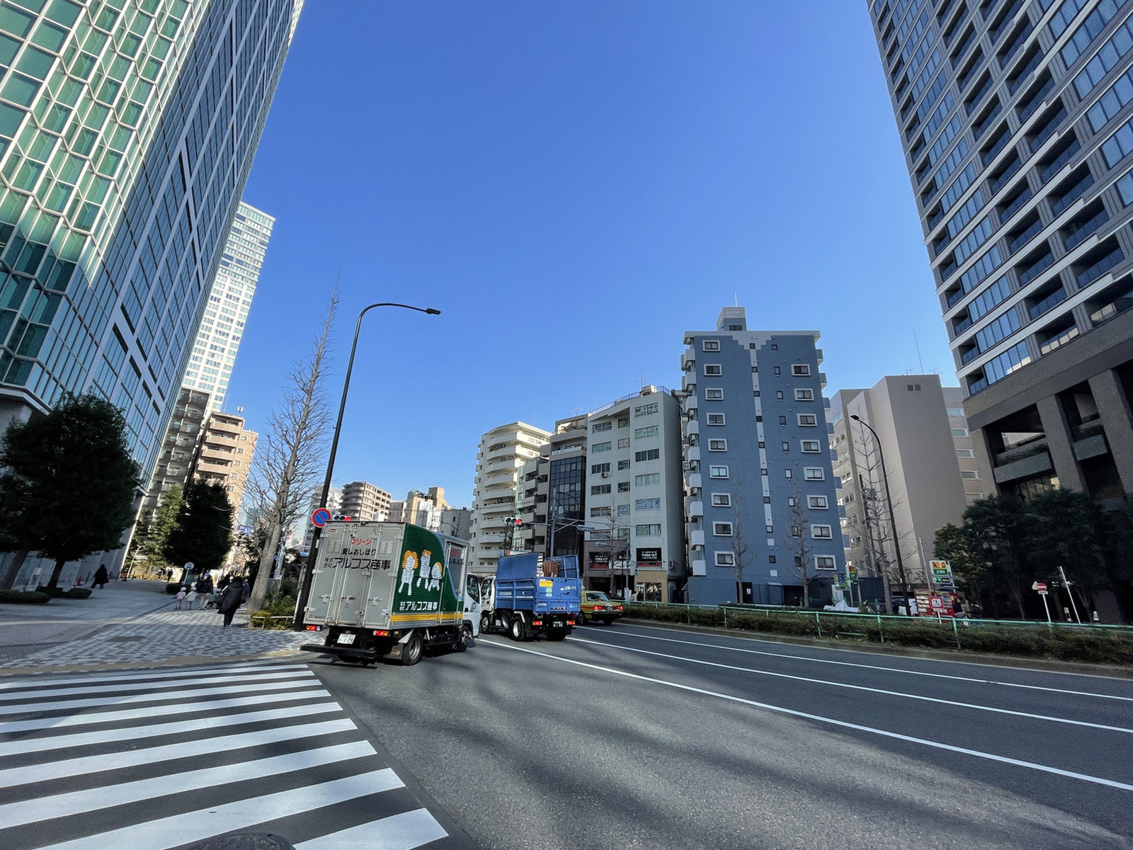 NBFプラチナタワー前面の通り