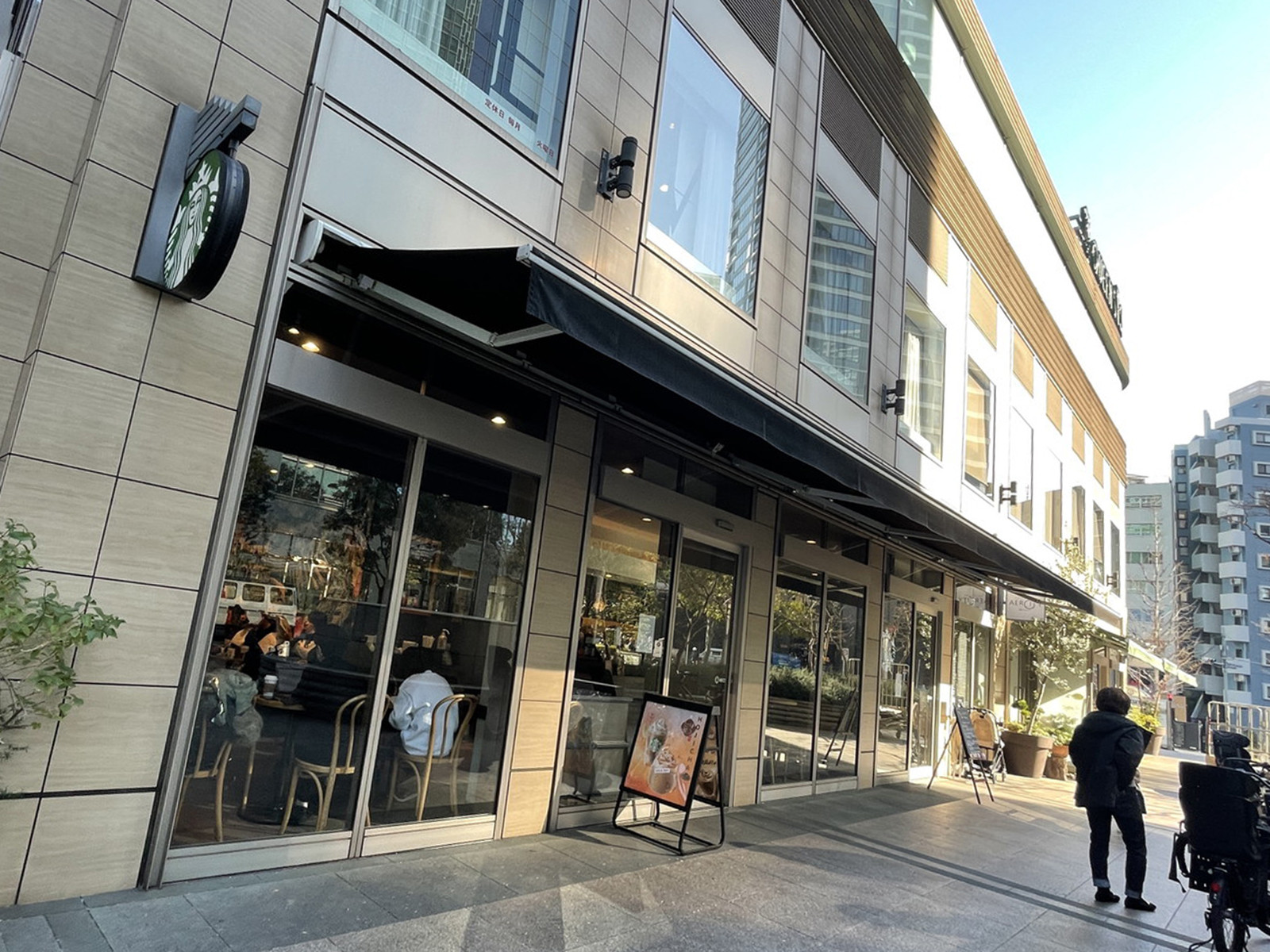 徒歩1分のスターバックスコーヒー白金高輪店