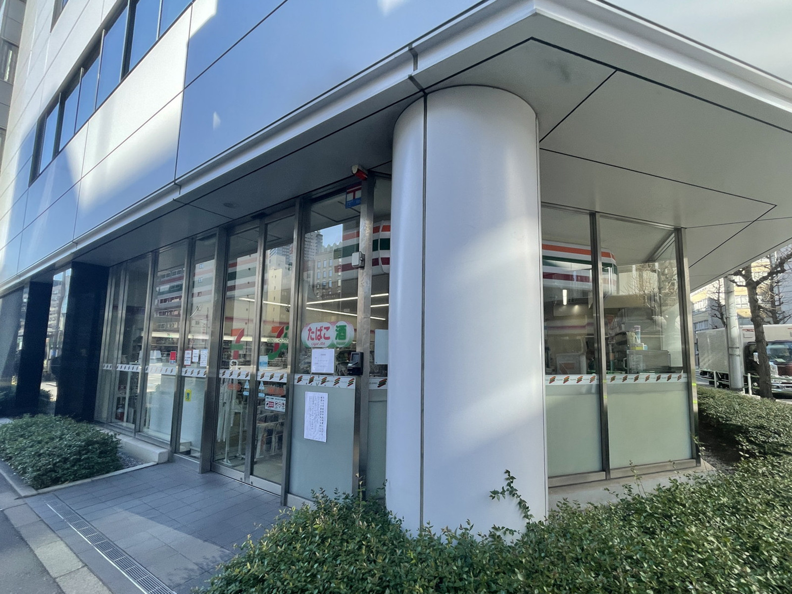 徒歩1分のセブンイレブン新橋第一京浜店