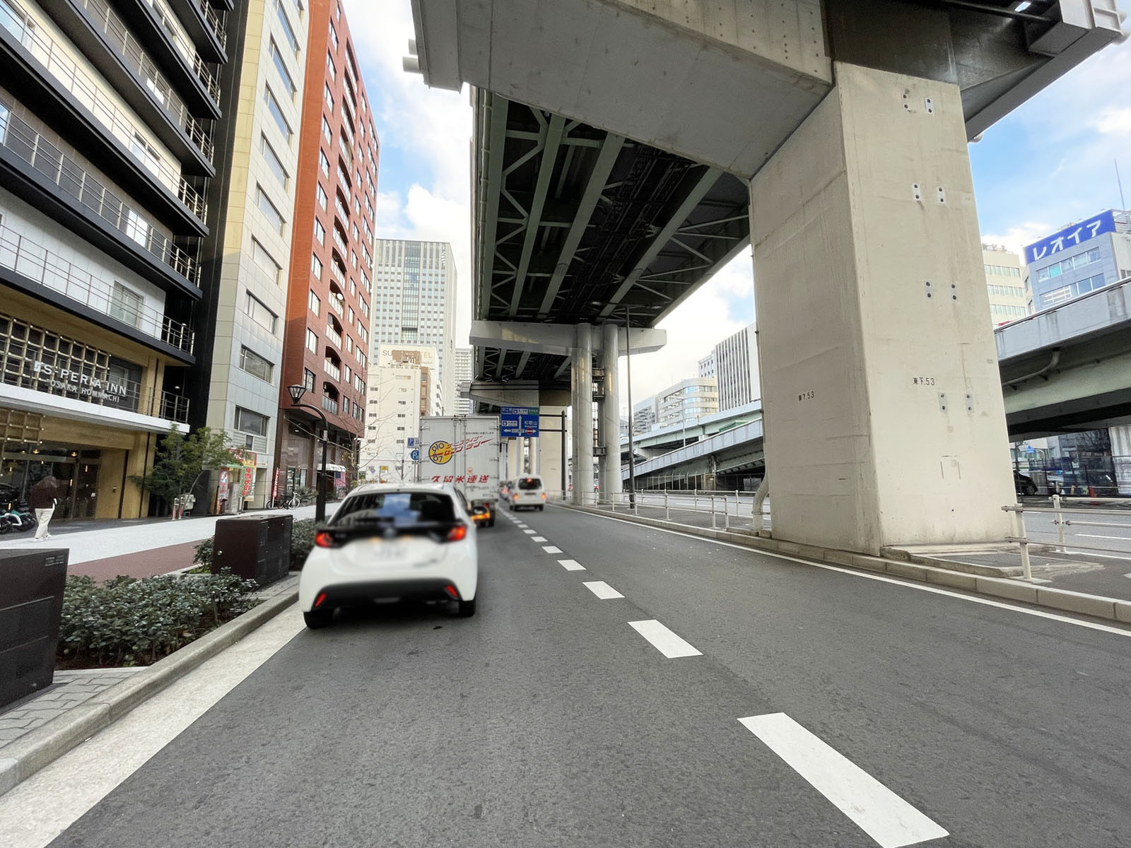 岡本興産ビル前面の通り