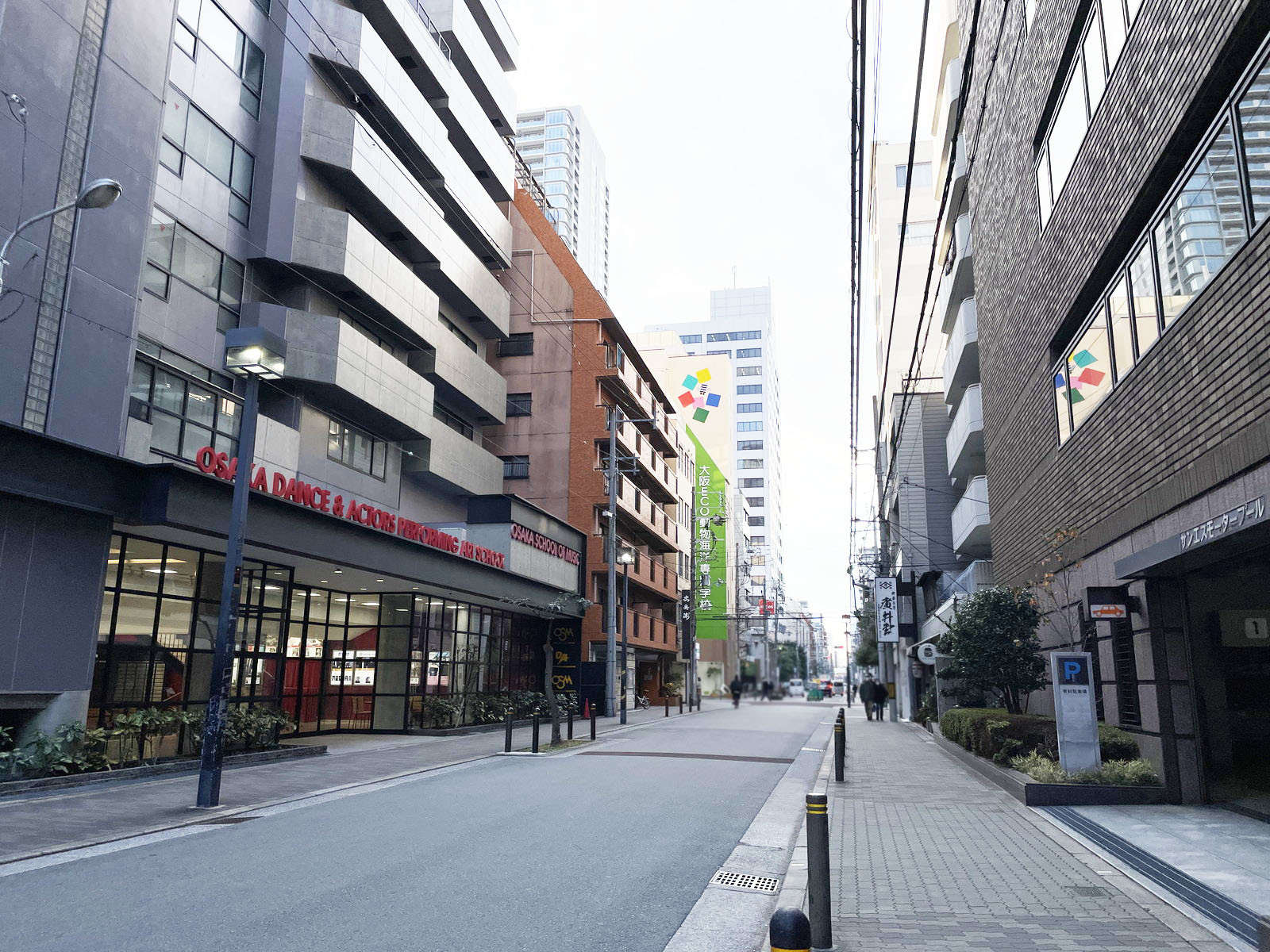 信栄商会ビル前面の通り