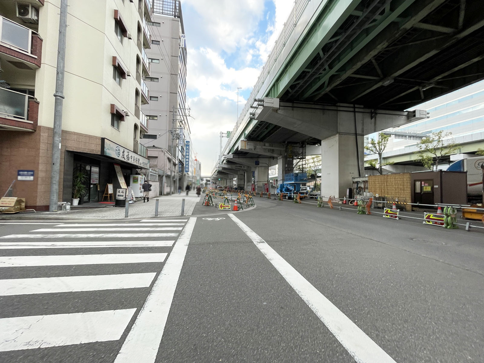 NANKAI西本町ビル前面の通り