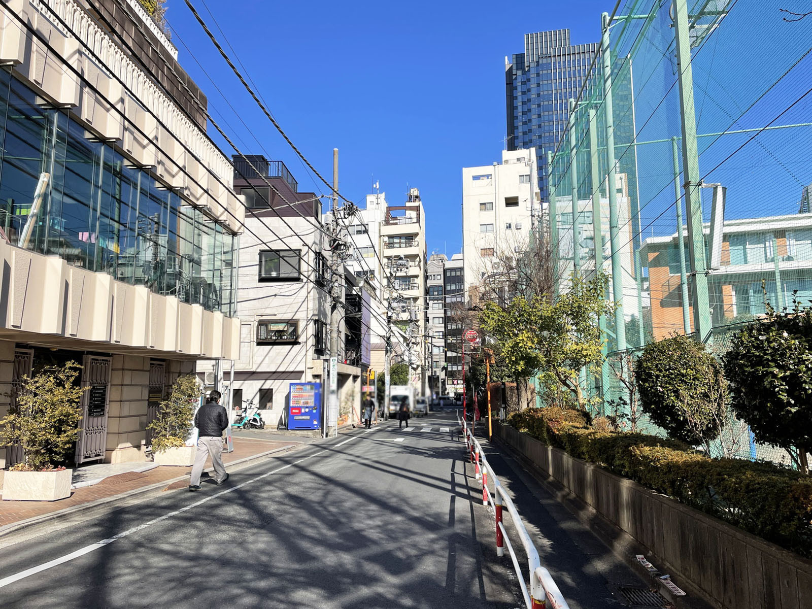 山水ビル前面の通り