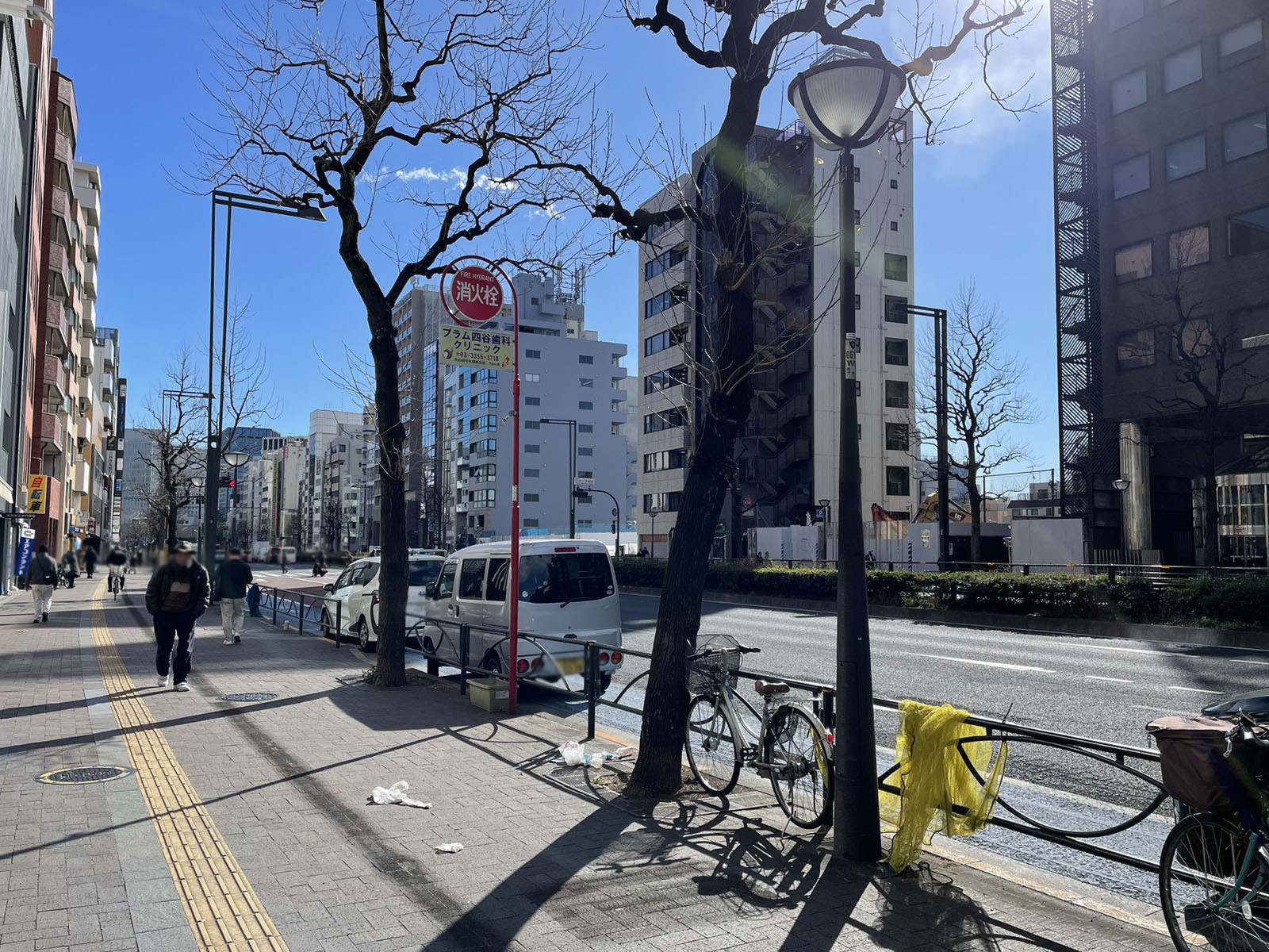 第二太郎ビル前面の新宿通り