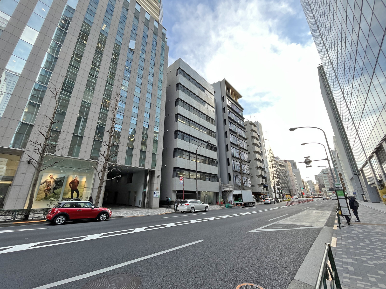 リンクスクエア新宿前面の明治通り