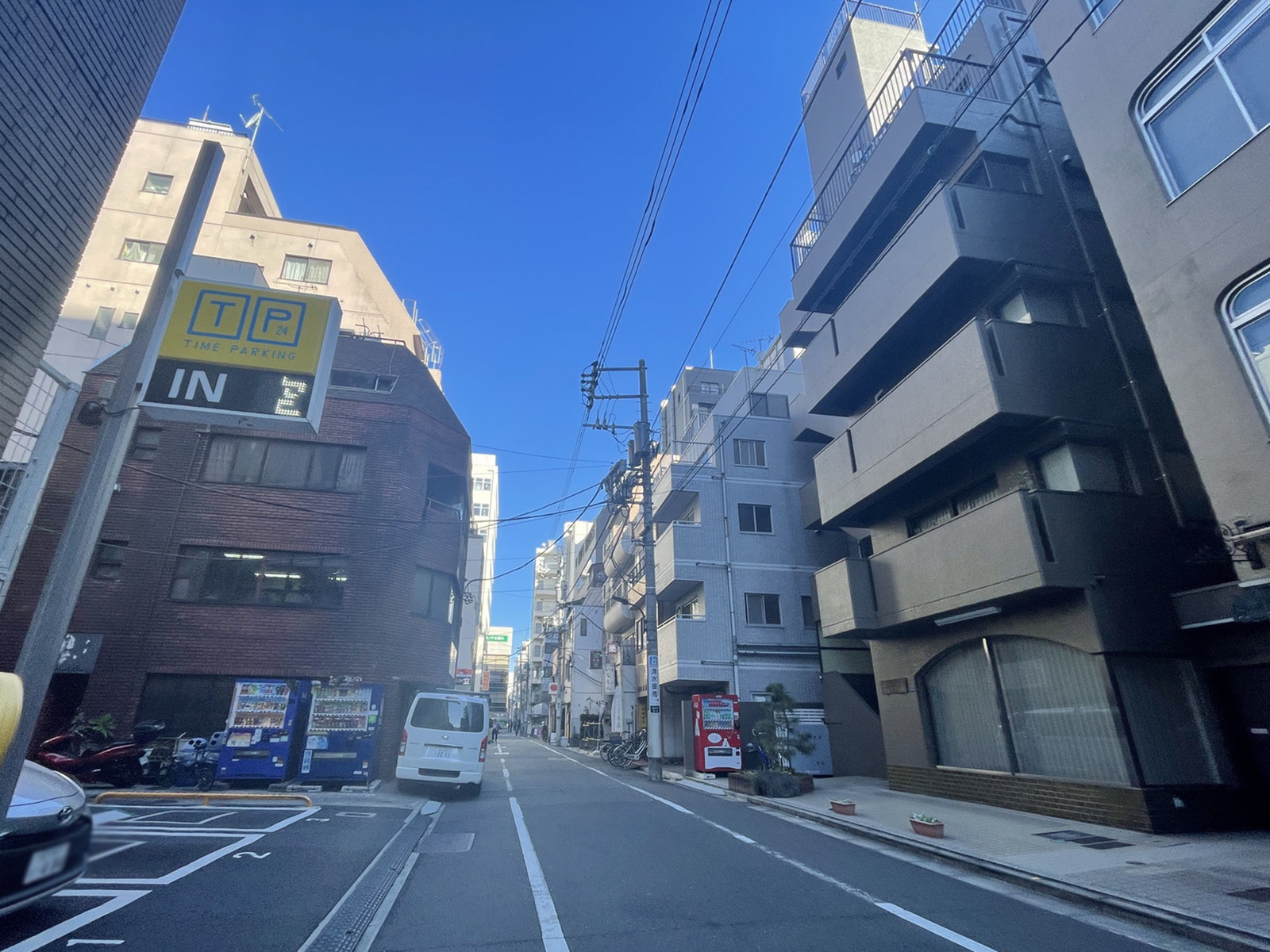 一松ビル本館前面の通り