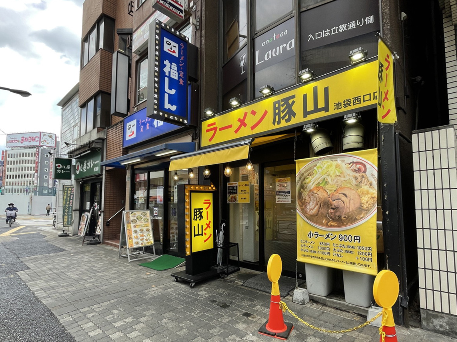 周辺には飲食店が点在
