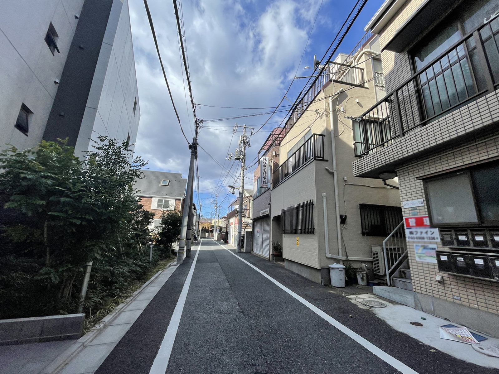 オフィスビル前面の通り