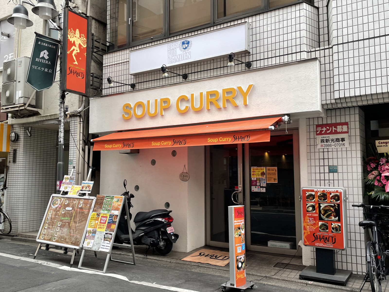 周辺には飲食店が点在