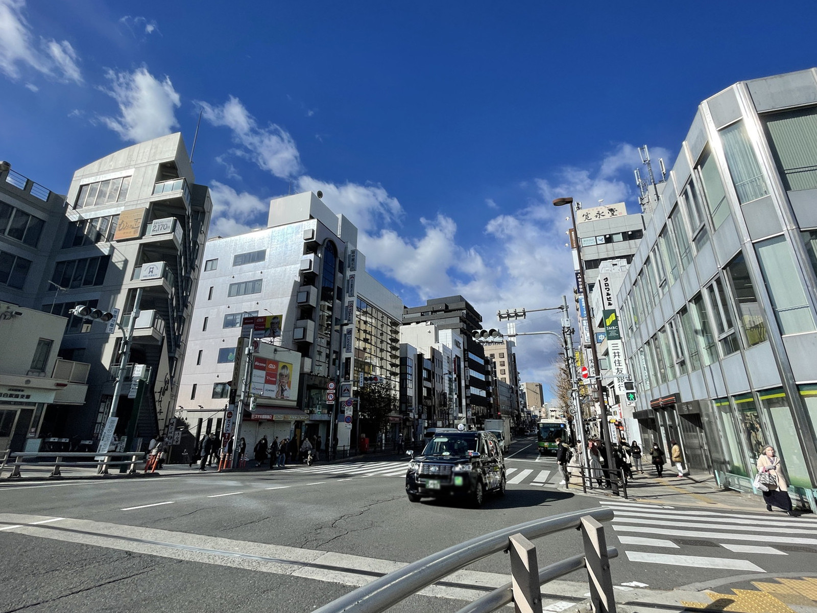 プラネット目白ビル前面の通り