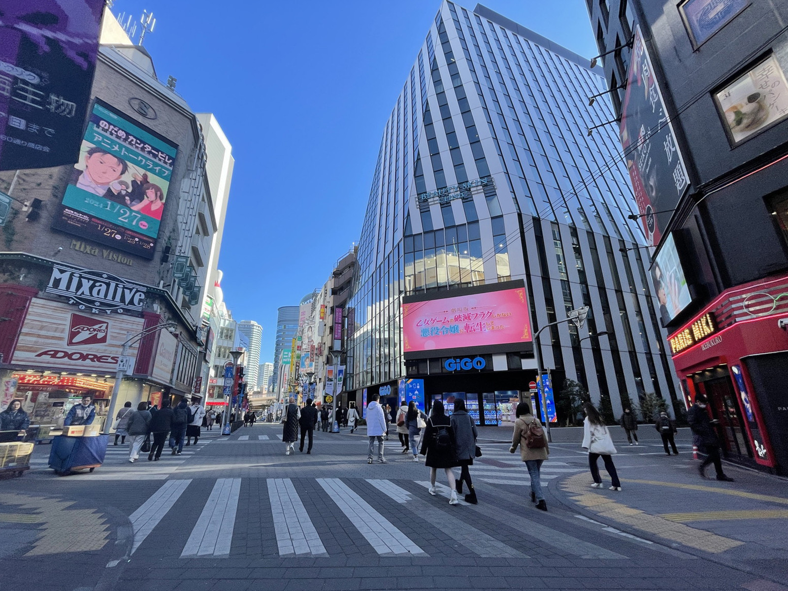 サンシャイン60通り沿いに立地