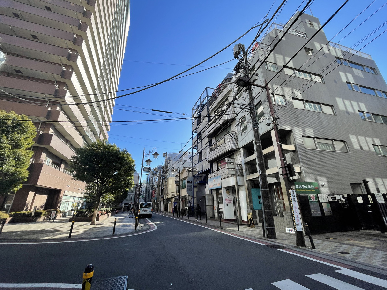 ベストフレンドビル前面の通り