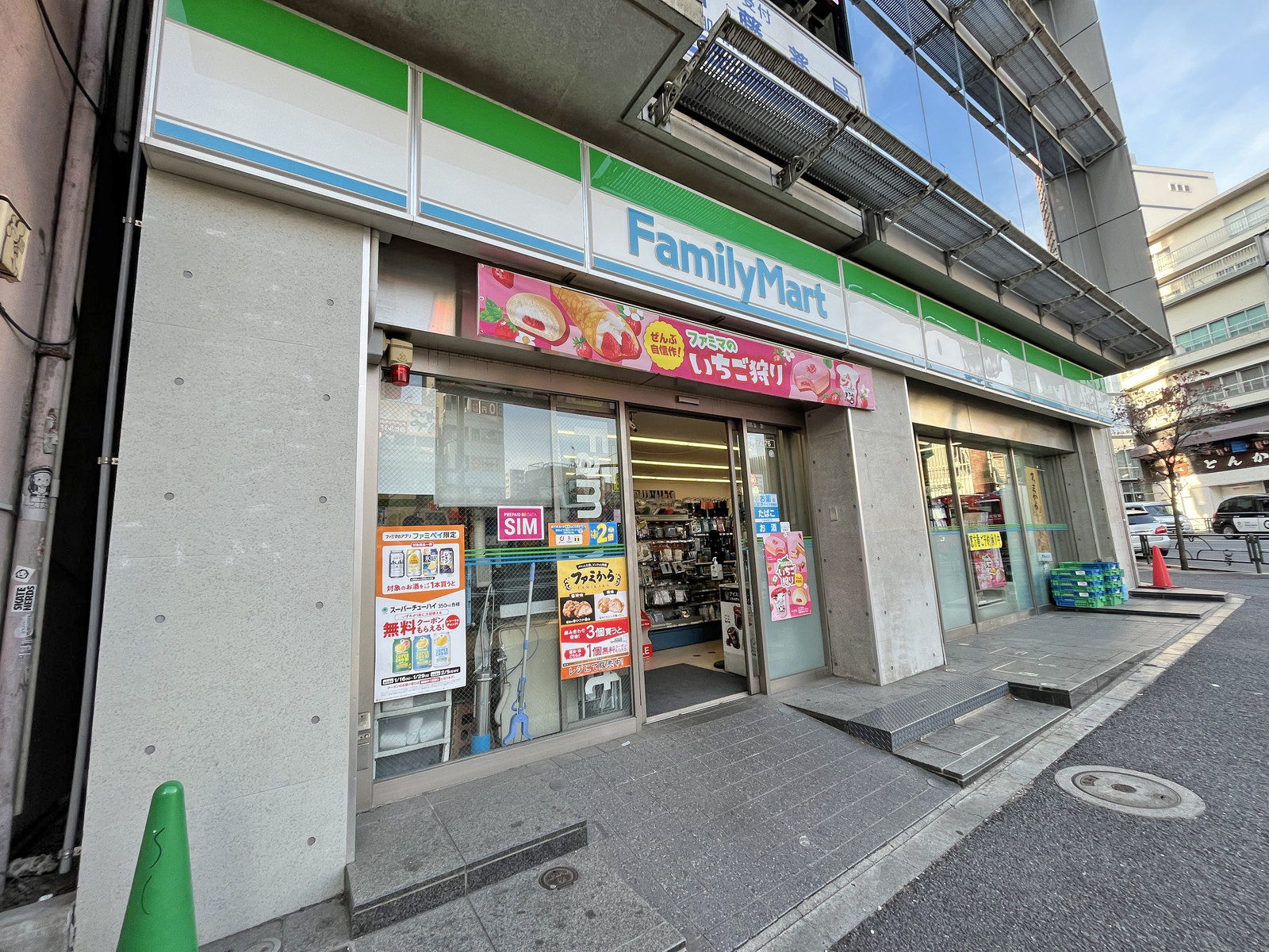 徒歩2分のファミリーマート代々木駅前店