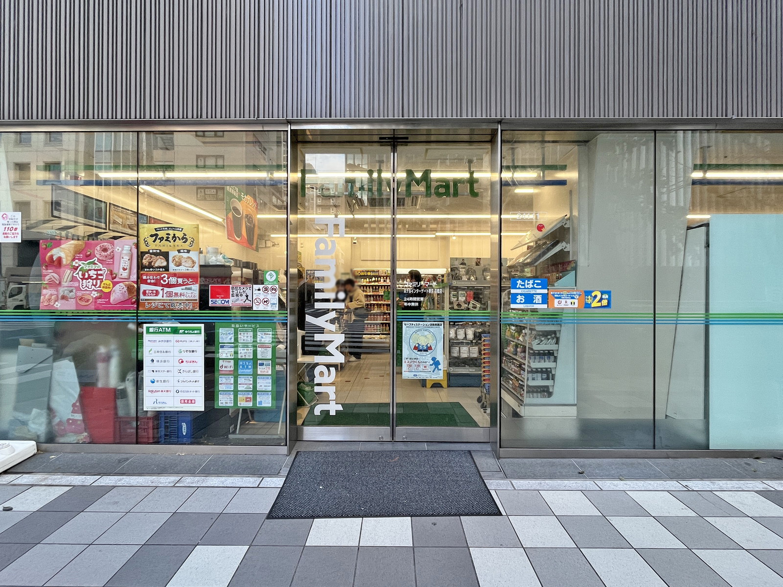 徒歩2分のファミリーマートホテルインターゲート東京京橋店