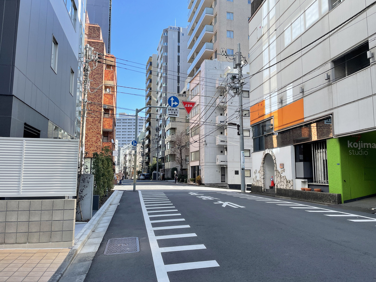 平河町伏見ビル前面の平一中央通り