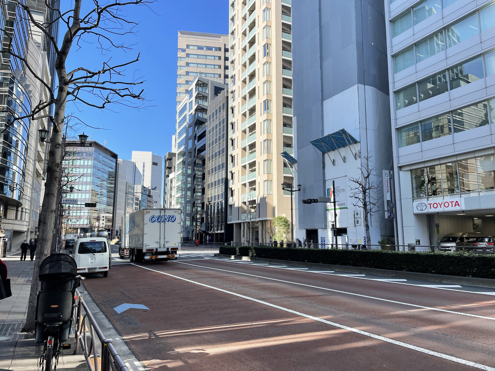 KSビル前面の新宿通り