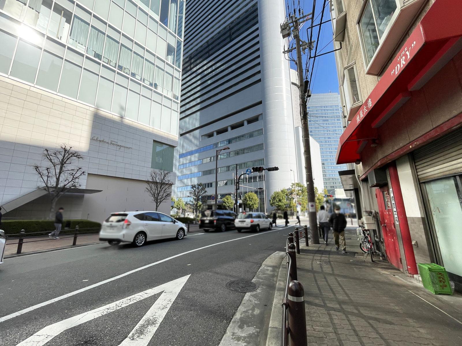 西梅田ビル前面の通り