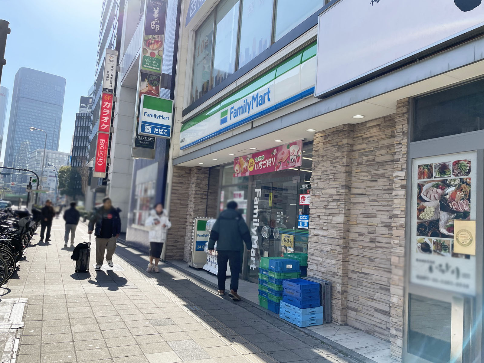 徒歩1分のファミリーマート 西梅田店