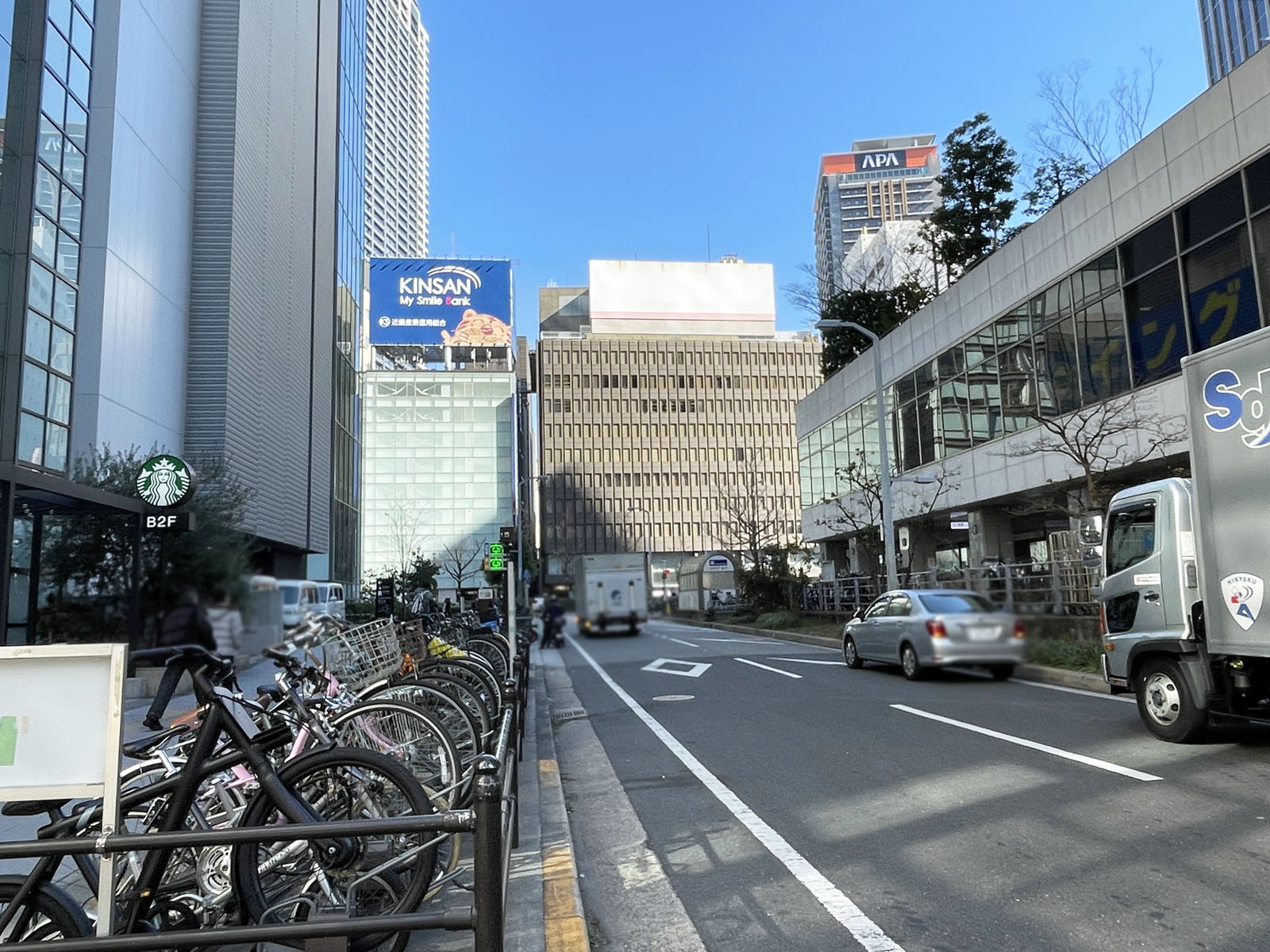 E-ma前面の通り