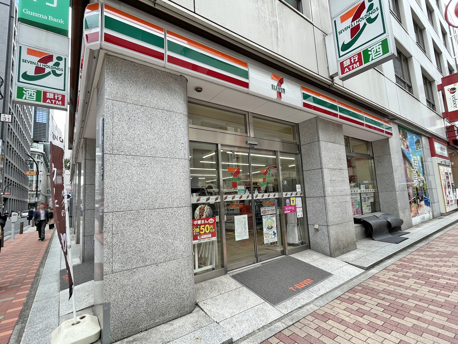 隣ののセブンイレブン日本橋二丁目店