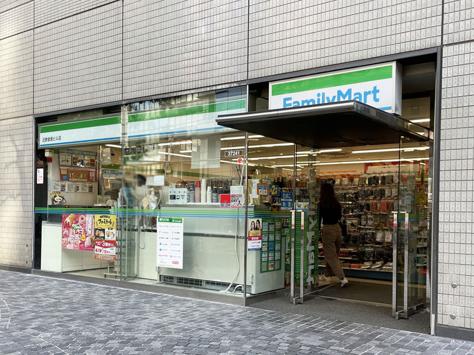 向かいのファミリーマート 近鉄堂島ビル店