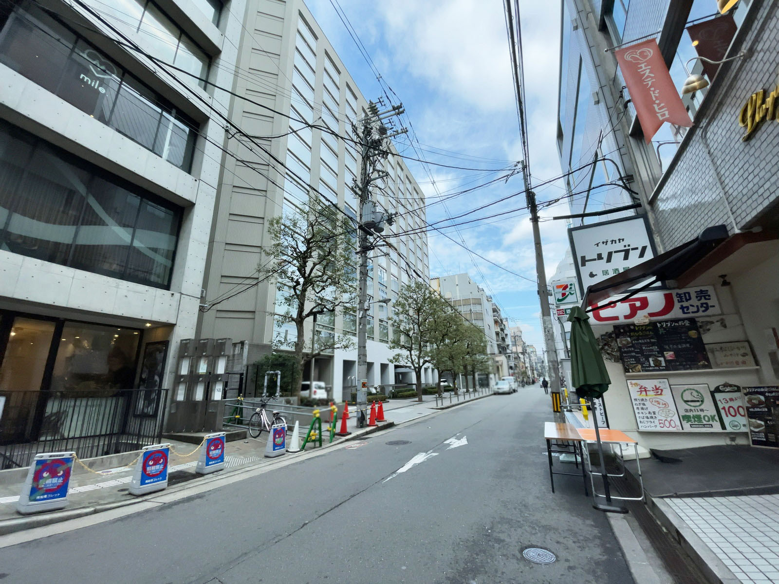東和ビル前面の通り