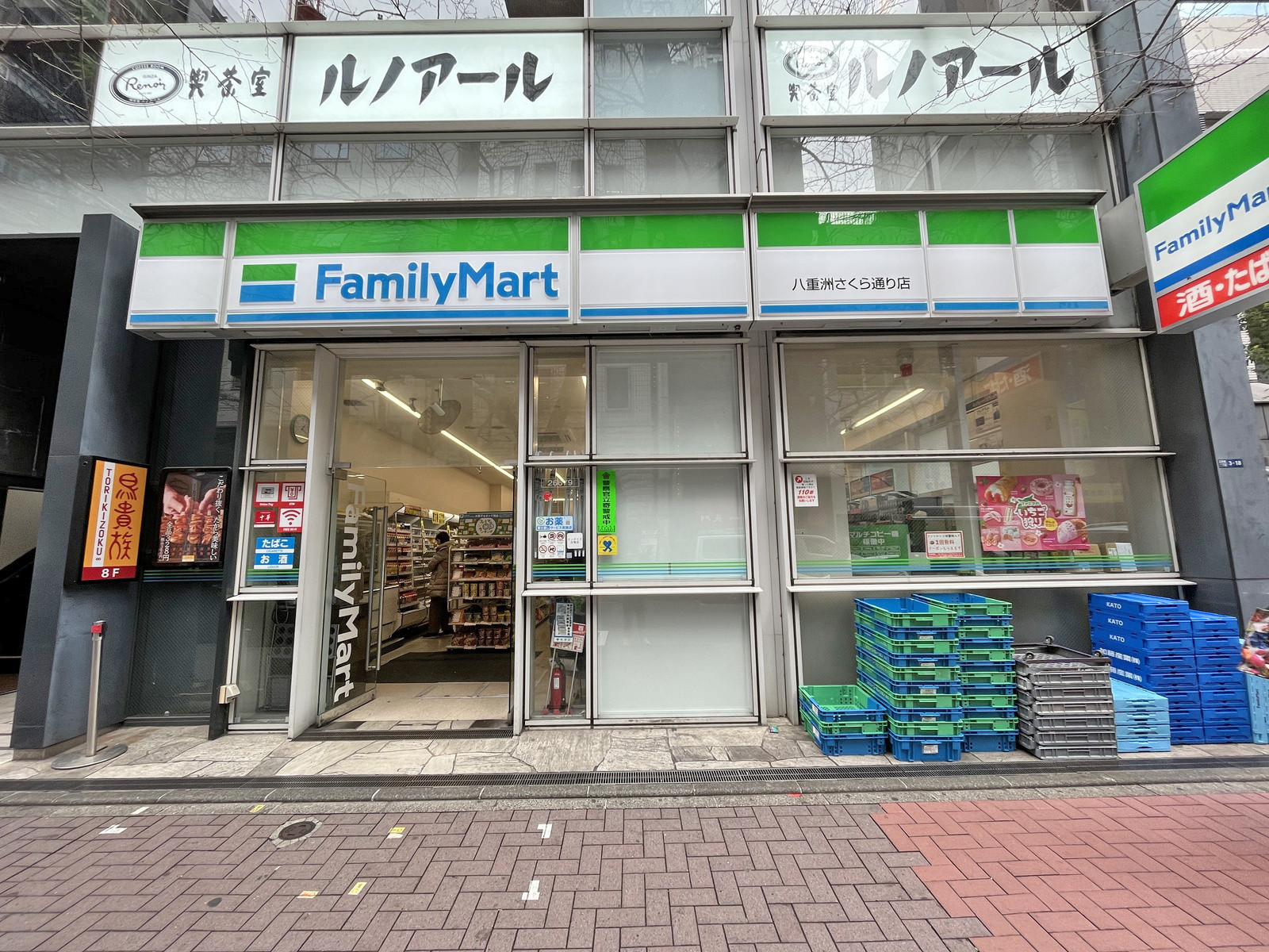 徒歩3分のファミリーマート八重洲さくら通り店