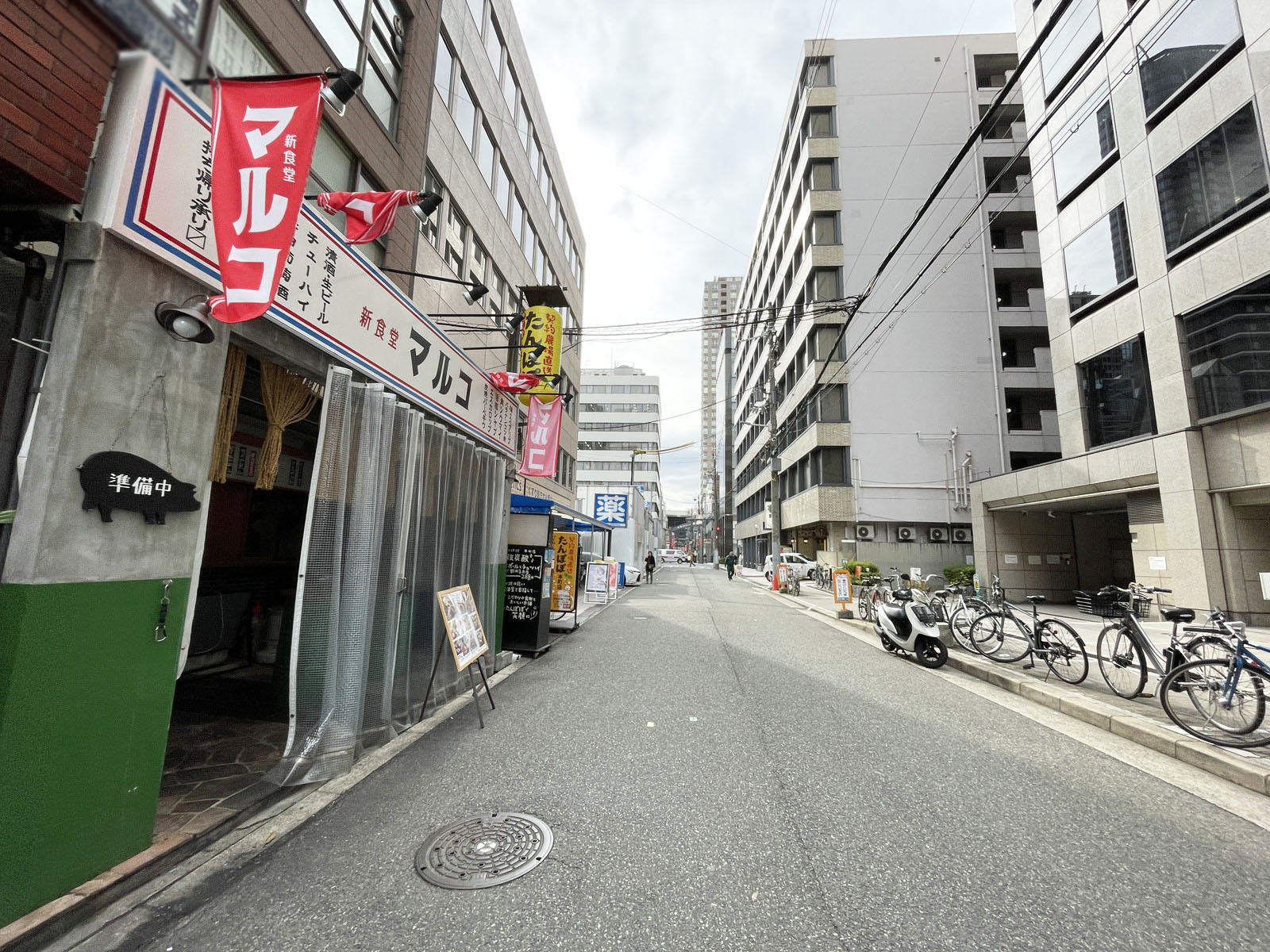 第一シルバービル前面の通り