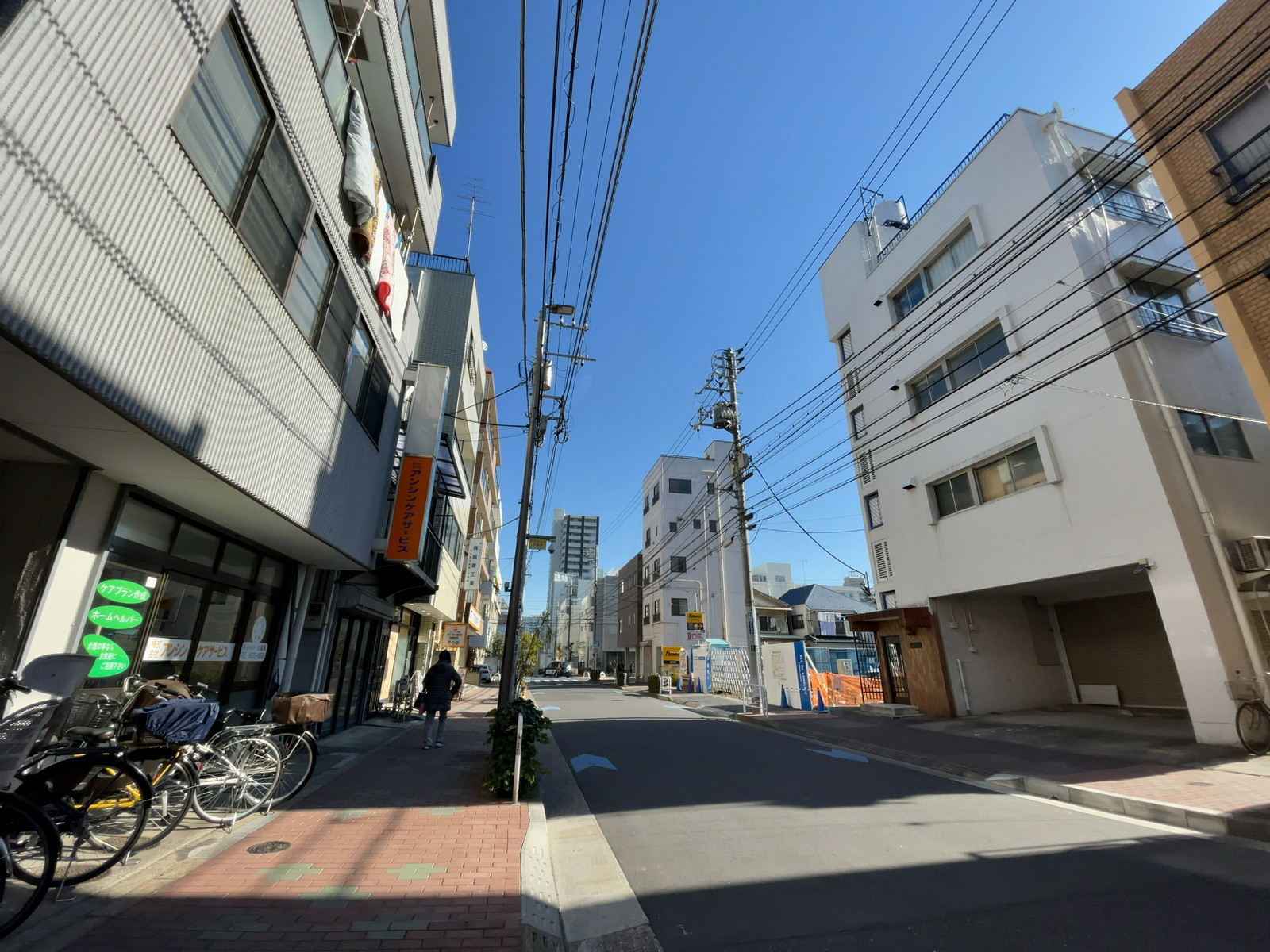 服部ビル前面の通り