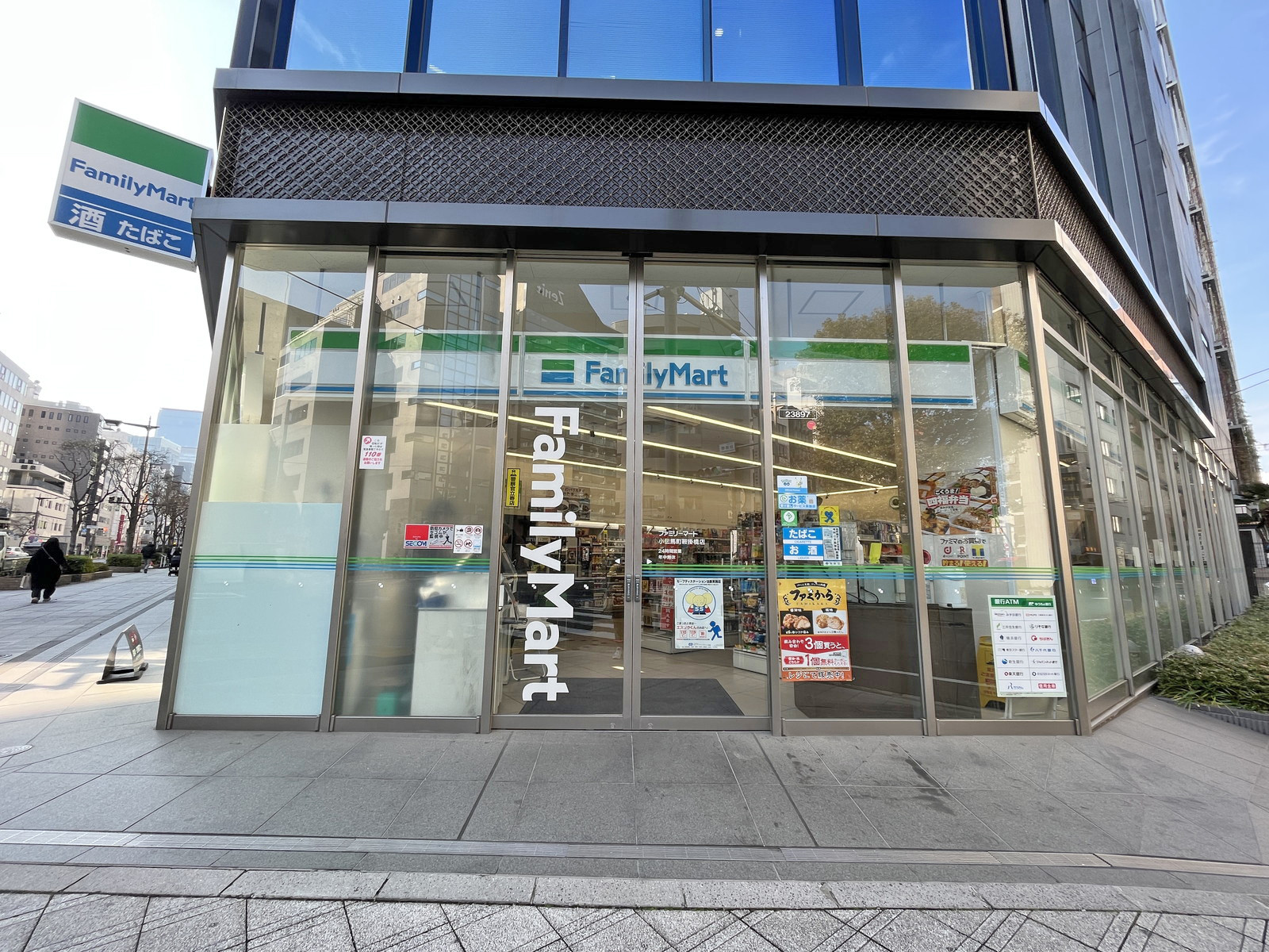 徒歩2分のファミリーマート小伝馬町鞍掛橋店