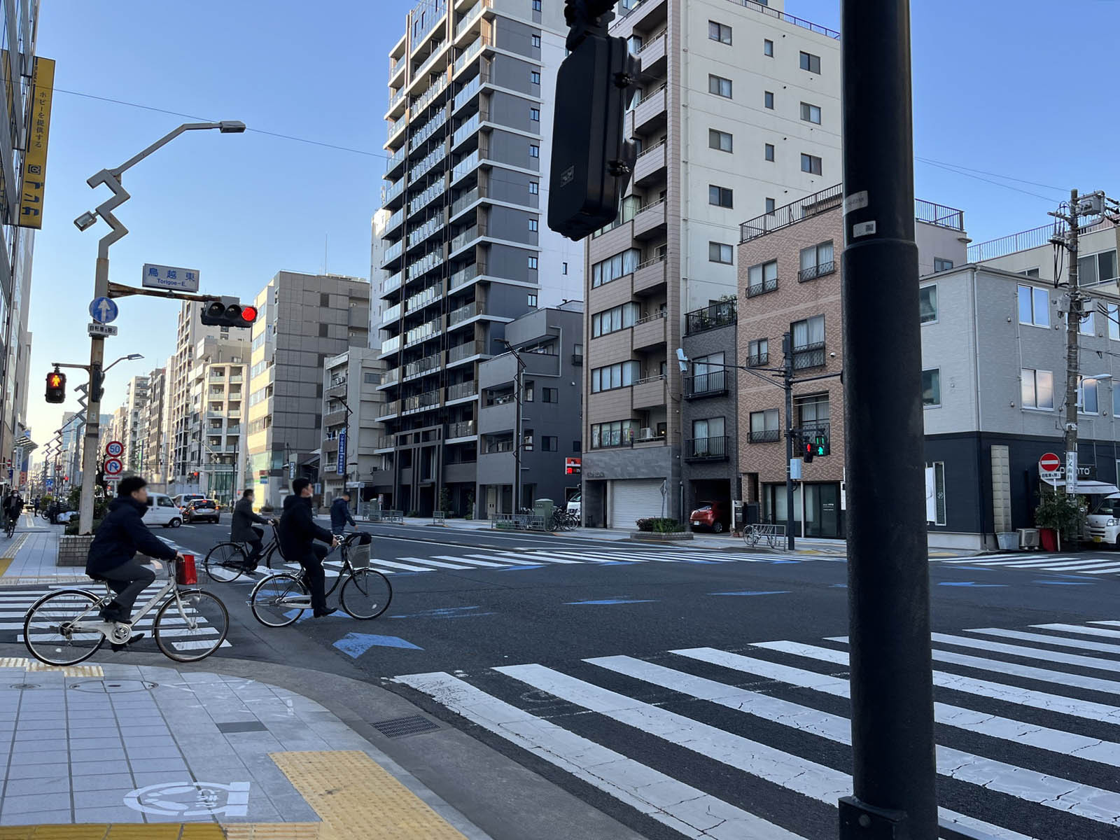 KAMAYAビル前面の蔵前橋通り