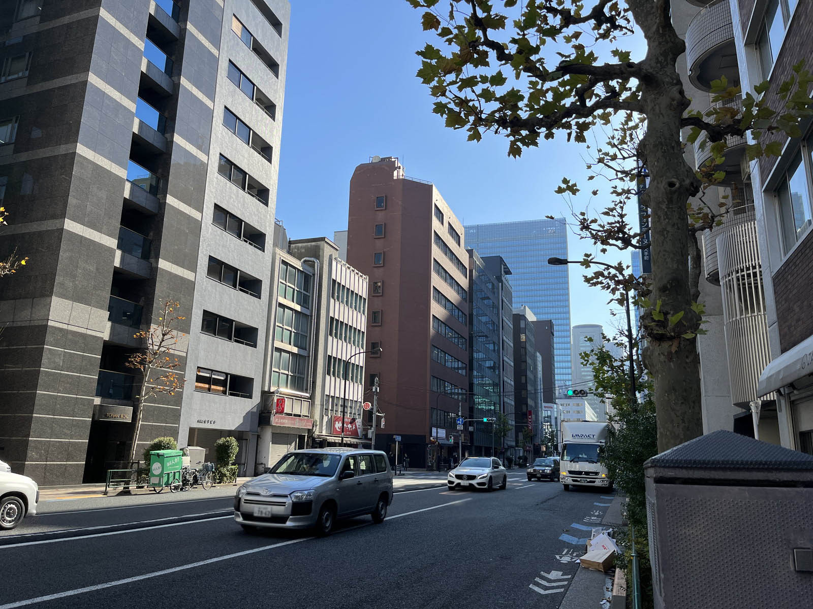 内山ビル前面の外堀通り