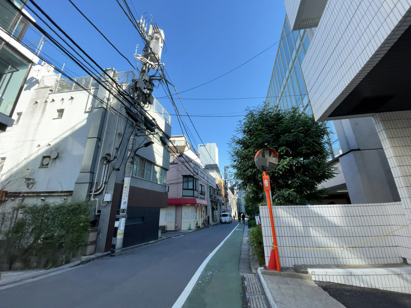 第六セイコービル前面の通り
