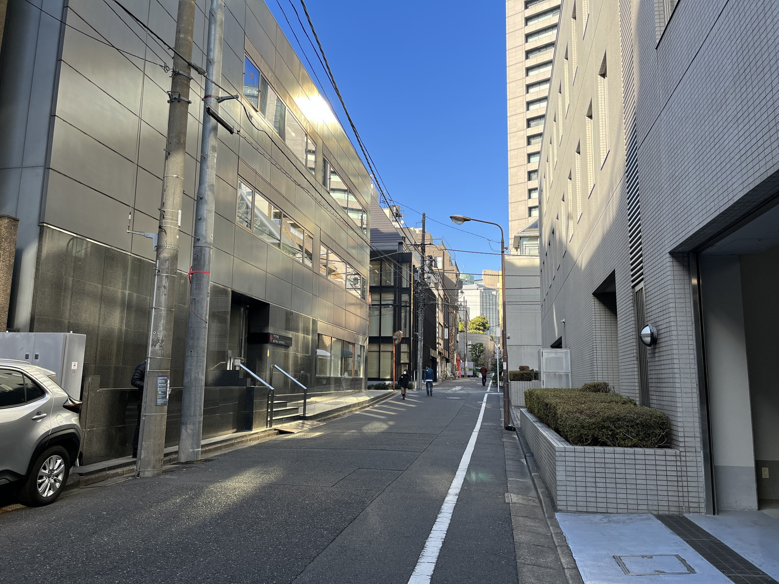 光輪ビル前面の通り
