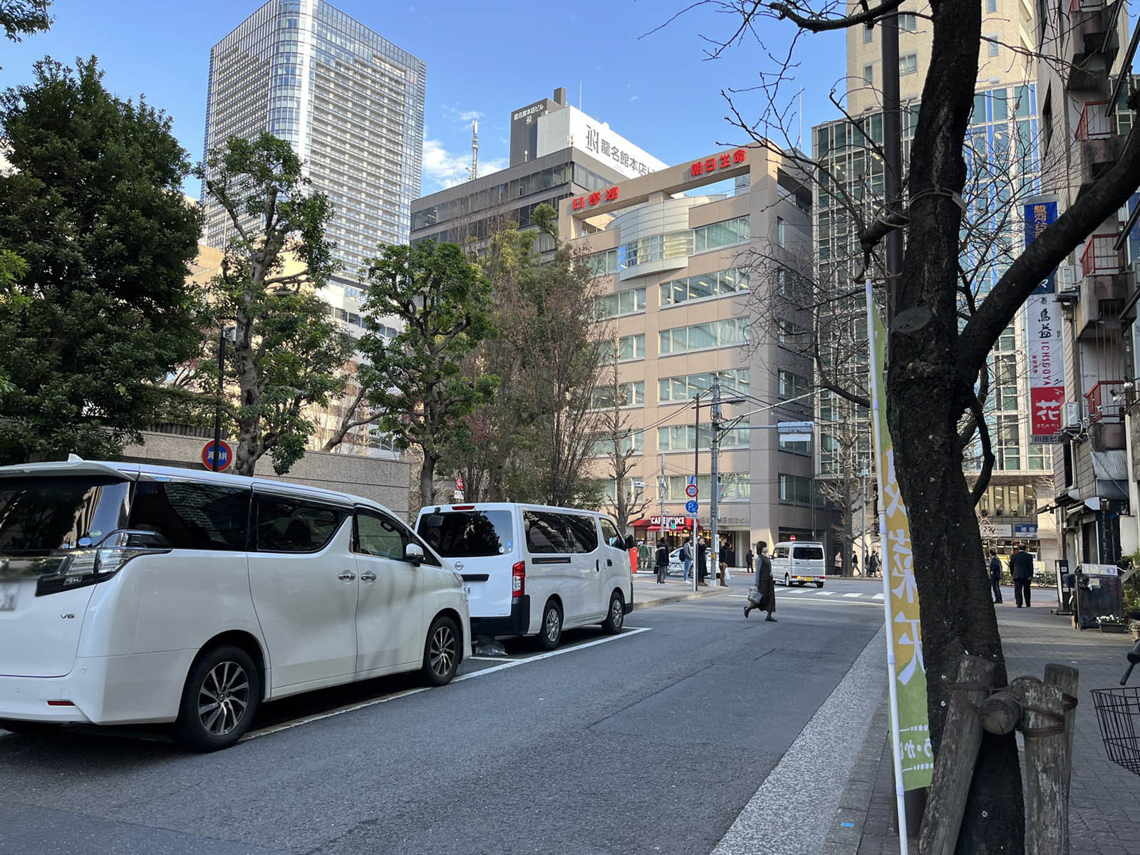 日光ビル前面の駿河台道灌道