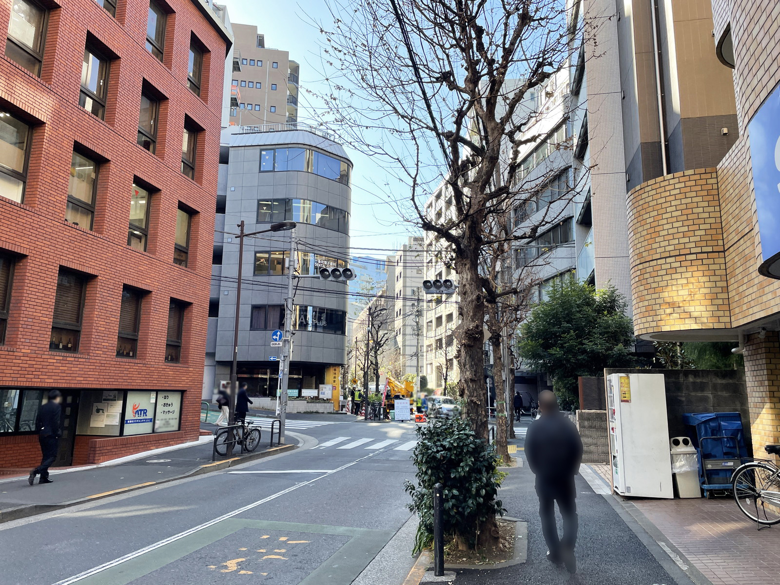 一番町ウェストビル前面の通り