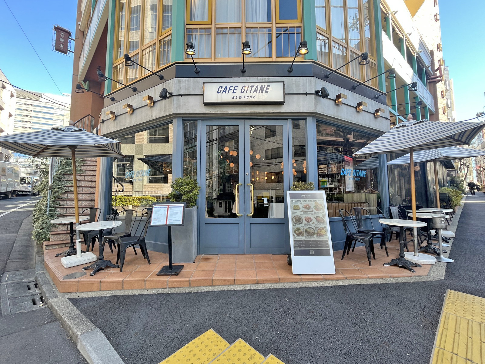 徒歩1分のCAFE GITANE