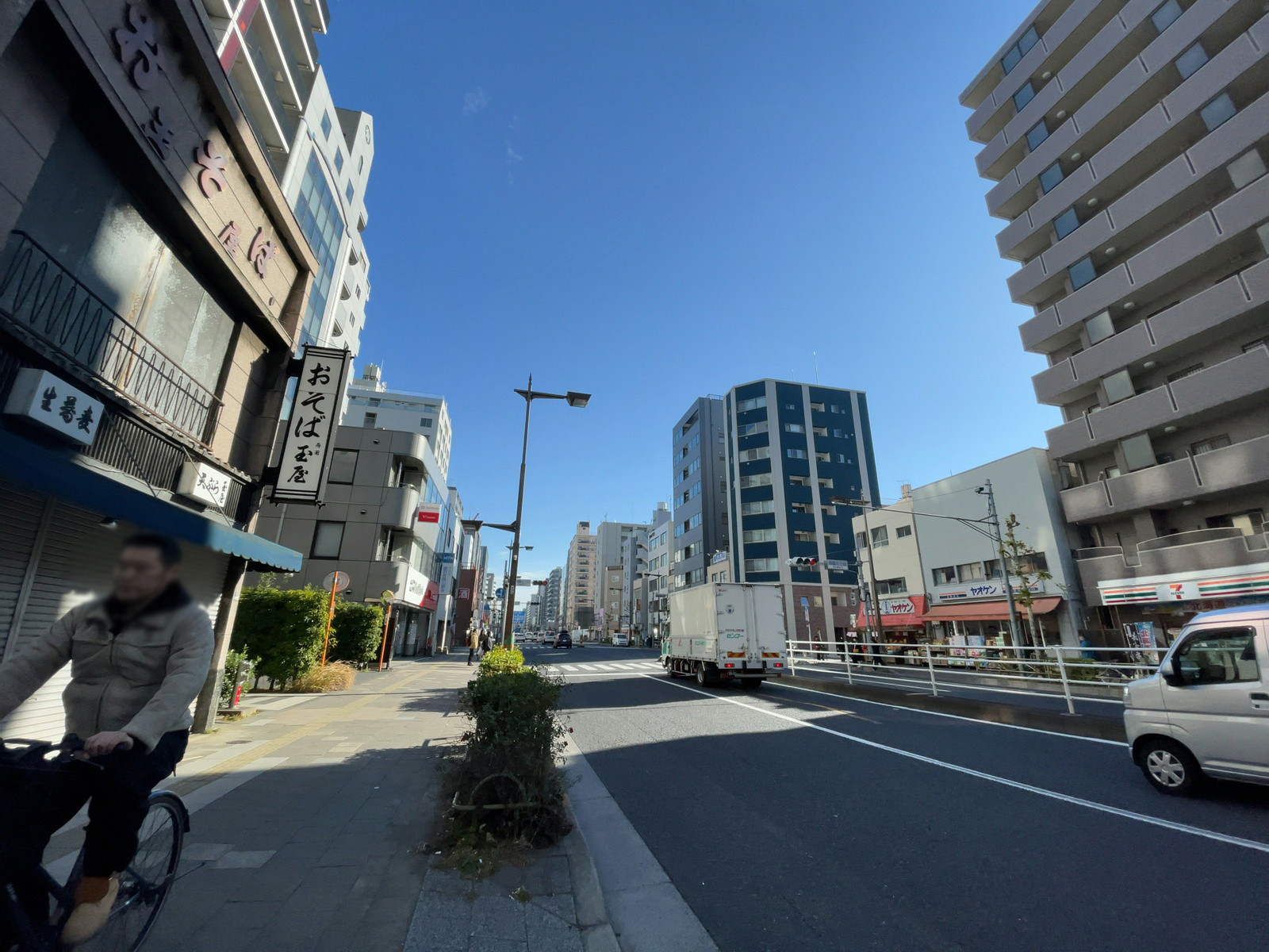両国中屋ビル前面の京葉道路