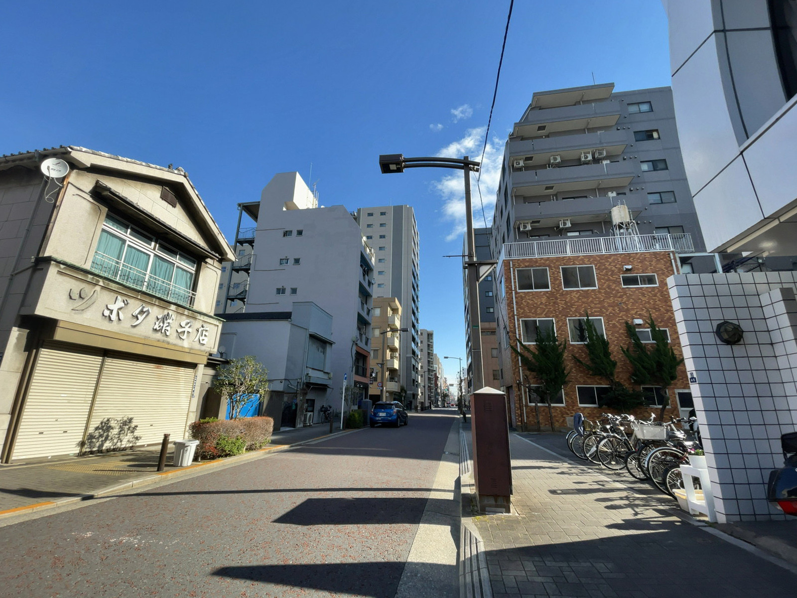 ナウスギウラビル前面の通り