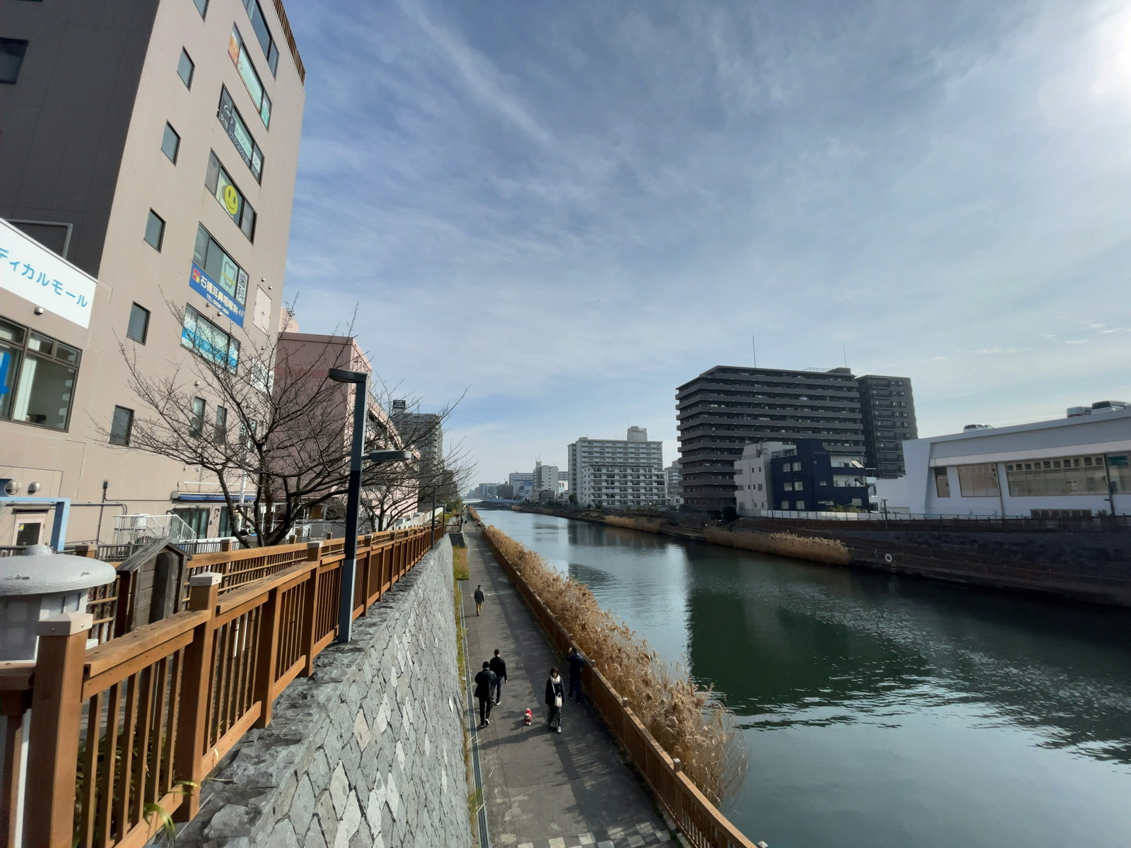 ビル前の小名木川