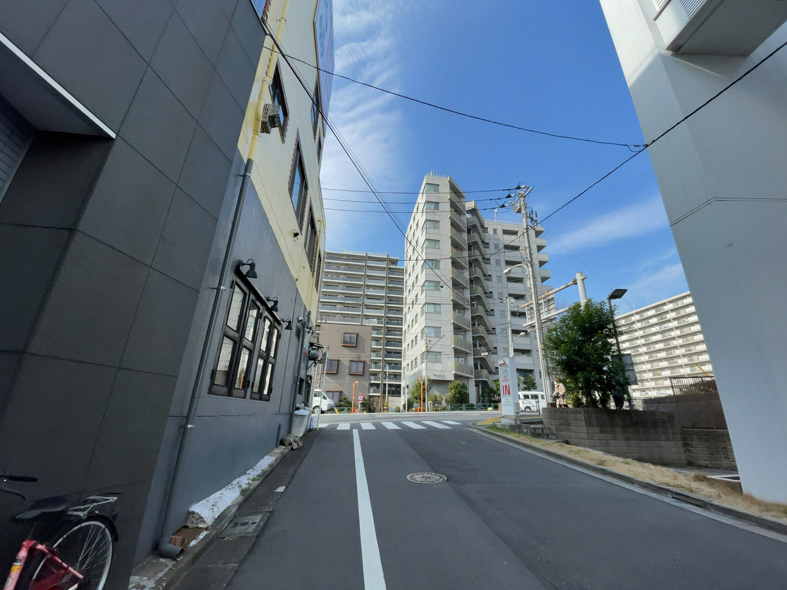 秋元ビル前面の通り