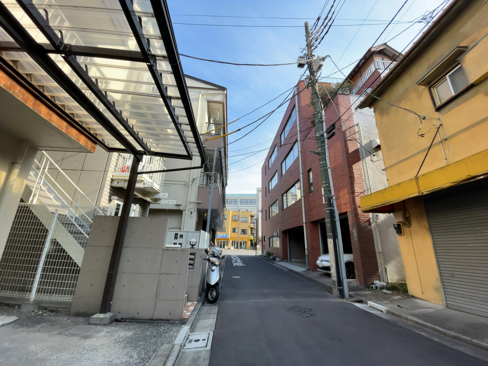 加賀美ビル前面の通り