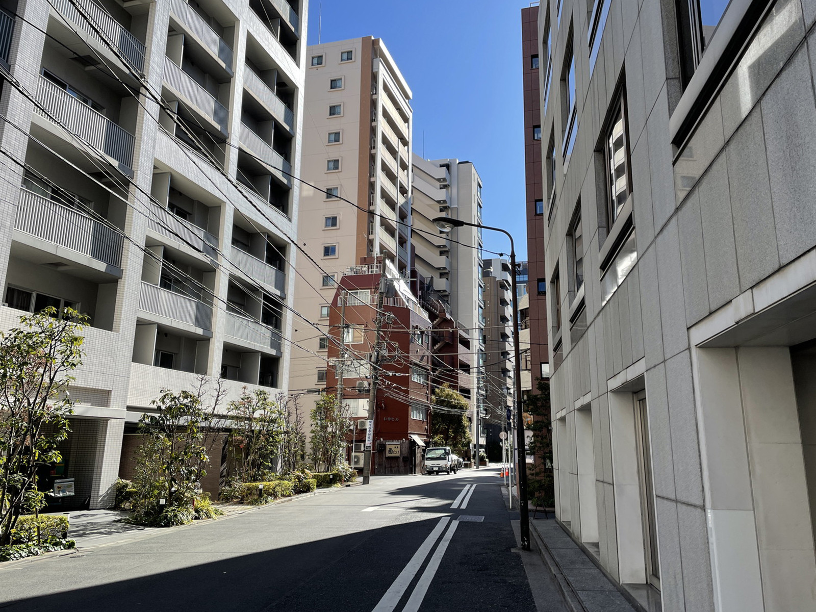 神保町YTビル前面の通り